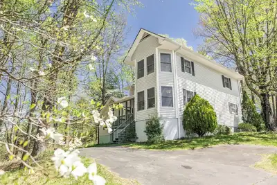 Image de Large 5-bedroom mountain home with a game room and hot tub, close to everything!