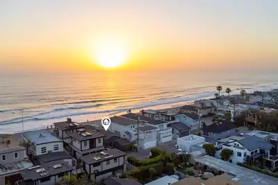 Image de Oceanfront sanctuary nestled on the sand in the heart of Del Mar's Beach Colony