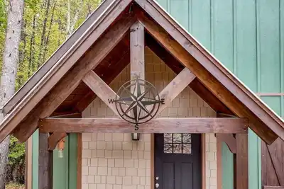 Image de Welcome to the Compass Lodge! Sit back and relax in this calm, stylish space.