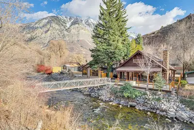 Image de Trail Access, Riverfront Porch: Utah Home in Provo