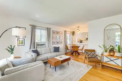 Image de 3 Mi to Universal Studios: Chic Home w/ Yard!
