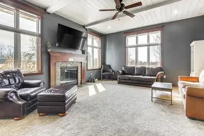 Image de 8 Mi to Lambeau Field: Family Home in De Pere!