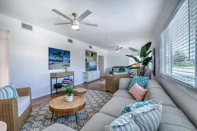 Image de Beautiful Spacious 4 Bdrm 2nd floor Condo! Heated Pool and Steps to the beach!