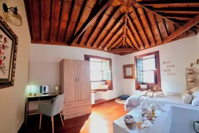 Image de 2 minutes for the beach and services! Heart of the old town. Recently restaured.