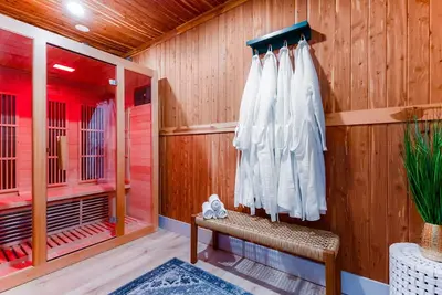 Image de Walk to Nd - Sauna+ HotTub + PoolTable - Sleeps Whole Family