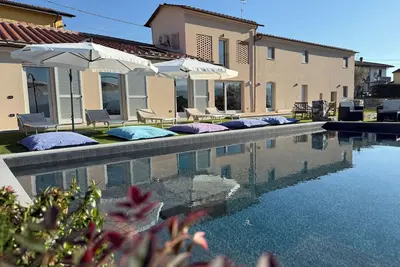 Swimming pool, Sauna, Jacuzzi, Barbecue, A/C, Billiards, WiFi, 5minutes from the sea and downtown