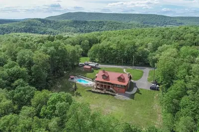 Image de Spacious 6br Log Cabin Retreat with Pool, Hot Tub & Stunning Mountain Views
