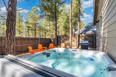 Image de Hot Tub, Bbq Grill, Game Rm & String-Lit Patio @4br Boho Pines Haven in Flg