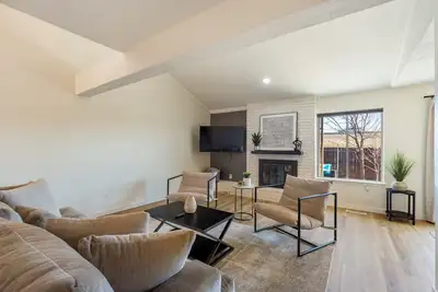 Image de Cozy 2-bedroom townhome in lovely Oklahoma City with WiFi, lake, restaurants.