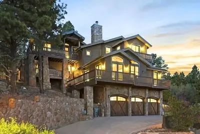 Image de Luxury Rustic Home w/views, On trails. Only 5 min to town and 30 min to skiing!