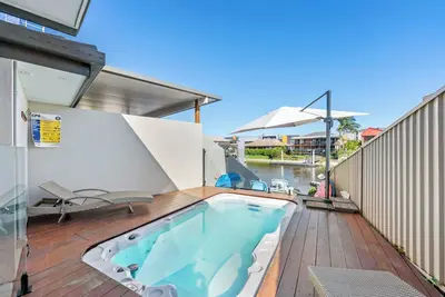 Image de Lux Waterfront Villa (Magnesium Spa) - The Goldie!