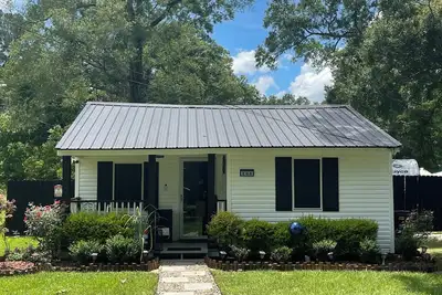 Image de Tiny house with hot tub and fire pit