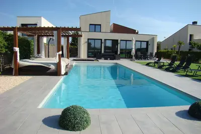 Image de Villa en la campagne proche de la plage.