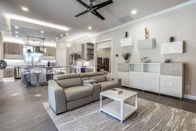 Image de Contemporary, Luxury 3 bedroom plus Office townhome in north Dallas with 1g net