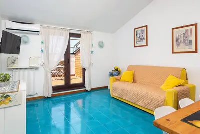 Image de Bright apartment with sea view patio