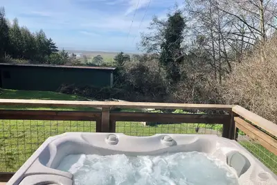 Image de 🌊 Pacific Edge- Eclectic home with stellar ocean and pasture views, Deck, Bbq and Hot tub 🏡