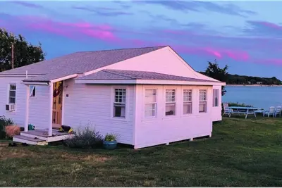Image de Renovated 1930's cottage on the water near Greenport with WiFi, Ac