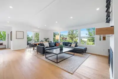 Image de Spacious Hillside Sanctuary Among the Trees 5 Bedrooms