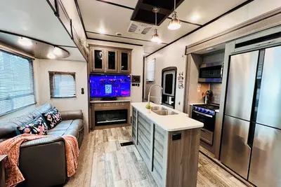 Image de Unique Rv Stay! Perfect for Couples, Families, \n And Explorers in the heart of Fm