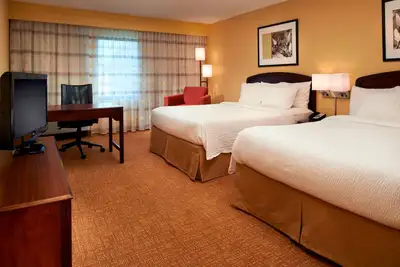 Image de 3 Pet-Friendly Accommodations with On-Site Dining, Convenient Parking, and Pool