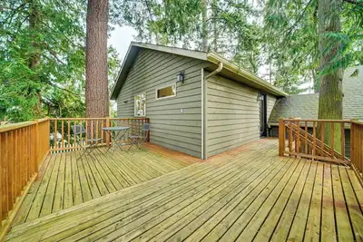 Image de 2 Mi to Burien: Peaceful Studio w/ Deck!