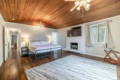 Image de Spacious 5br Retreat w/ Pickleball, Pool Table, and rooftop deck