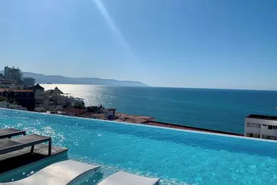 Image de D'Terrace -- Luxury Residence 2-bedroom+ condo, a block from the beach