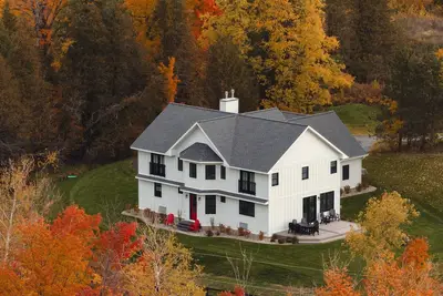 Image de Giuliana Rose Farmhouse- On Traverse City vineyard