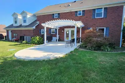 Image de Spacious Retreat Near Eagle Creek Park – Modern Comfort & Entertainment