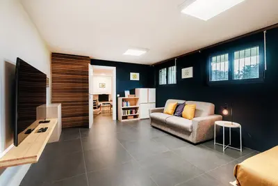 Image de Entre les collines à la frontière avec l'Italie (Modern Flat)