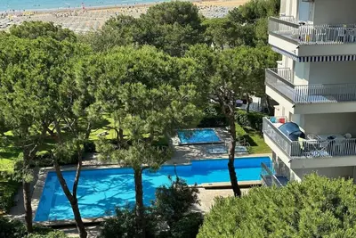Image de Appartement fraîchement rénové dans une résidence au bord de la piscine