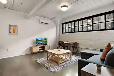 Image de CozySuites Nlg - Modern 2br condo #10