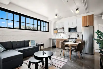 Image de CozySuites Nlg - Modern 2br condo #11