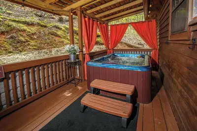 Image de Immaculate 2 bedroom with hot tub and firepit!