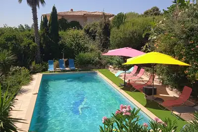 Image de La Ruscana sa piscine et son jardin à 600m de la plage
