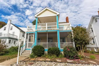 Image de Charming Ocean Block Beach Cottage w/ Screened Porch & Lake Views