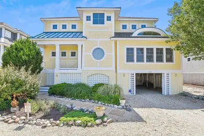 Image de Spacious Light-Filled Home, Sleeps 10 – Walk to Dining, 3 Min Drive to Downtown!