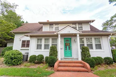 Image de Cozy Pines Cottage: 5-Bedroom Retreat, Steps to Rehoboth Ave & Beach!