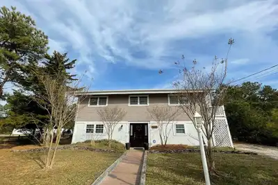 Image de Charming 4br Beach Retreat with Pool, Tennis & Just Steps to Private Beach!