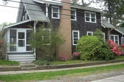 Image de Charming 4-Bdr Cottage Just 1 Block from the Beach with A/C & Screened Porches