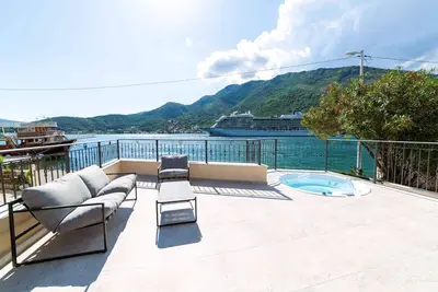 Image de ❤️Deluxe Seafront Apartment 1 | Jacuzzi & Terrace | Stunning Boka Bay View 1br
