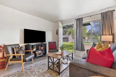 Image de Family Friendly Space w/ Spacious Yard and Firepit
