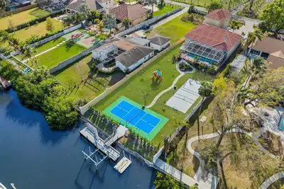 Image de Waterfront *Heated Pool Pickleball Court Game Room