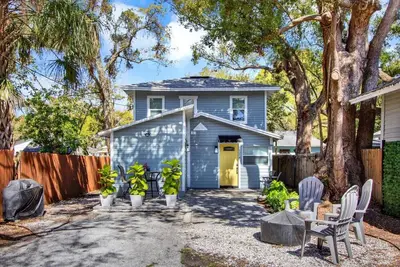 Image de Whispering Oaks Bungalow | Near Water St & Ybor