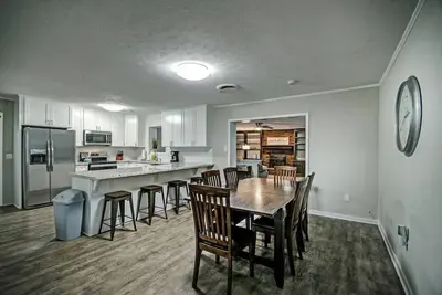 Image de 134 Meadowdale · Quite Neighborhood Executive Home 2 to 12 Mths