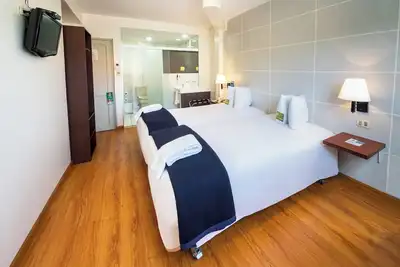 Image de Centrally located private room, across the street from the stadium