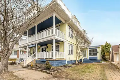 Image de Newly remodeled Crocus by the Sea Side Cottage close to everything & first floor