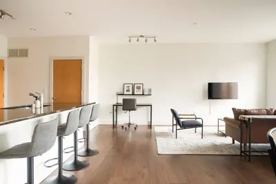 Image de Upscale Apartment Near Lake Michigan