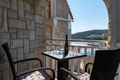 Image de Garçonnière avec la terrasse et la vue sur le mer Zavalatica, Korcula (As-547-c)