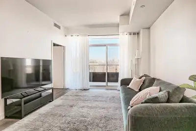 Image de Luxury penthouse with beautiful view, 3 bedrooms, balcony, free parking and gym.